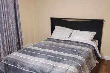 Silverbuttons Apartments & Eats