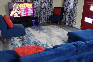 Silverbuttons Apartments & Eats
