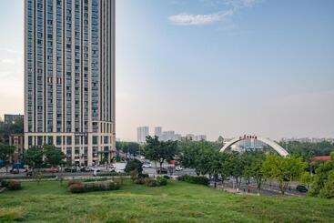 Wuyu Hotel, Smart Park & Happy Valley Jinshansi Metro