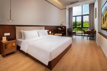 Wuyu Hotel, Smart Park & Happy Valley Jinshansi Metro