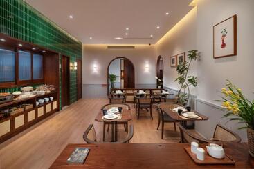Wuyu Hotel, Smart Park & Happy Valley Jinshansi Metro
