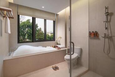 Wuyu Hotel, Smart Park & Happy Valley Jinshansi Metro
