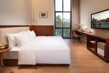 Wuyu Hotel, Smart Park & Happy Valley Jinshansi Metro