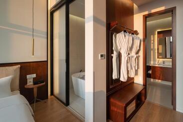 Wuyu Hotel, Smart Park & Happy Valley Jinshansi Metro