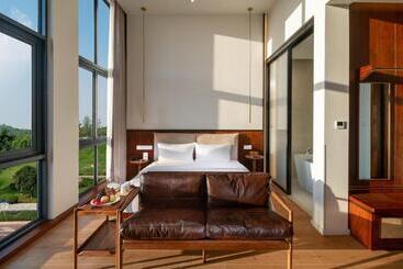 Wuyu Hotel, Smart Park & Happy Valley Jinshansi Metro