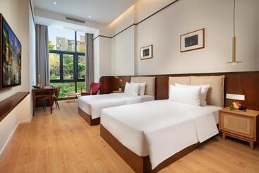 Wuyu Hotel, Smart Park & Happy Valley Jinshansi Metro