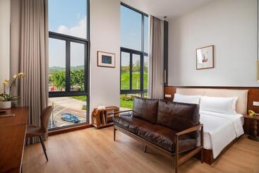 Wuyu Hotel, Smart Park & Happy Valley Jinshansi Metro