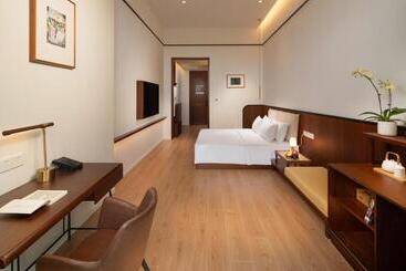 Wuyu Hotel, Smart Park & Happy Valley Jinshansi Metro