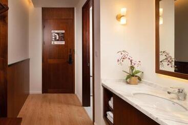 Wuyu Hotel, Smart Park & Happy Valley Jinshansi Metro