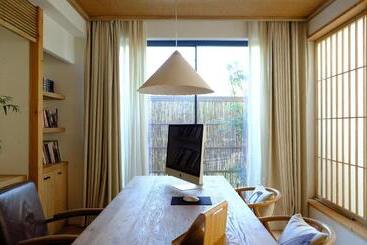 تختخواب و صبحانه Craft House