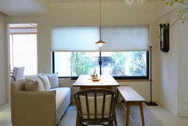 تختخواب و صبحانه Craft House