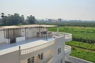 تختخواب و صبحانه Luxor Panorama