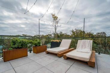 تختخواب و صبحانه Luxury Bnb Halifax Rooftop The Sunrise Room