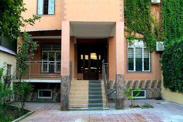 هتل کپسول Orom Hostel