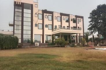 هتل Maharajgarh Resorts At Splash Fun Park Hisar