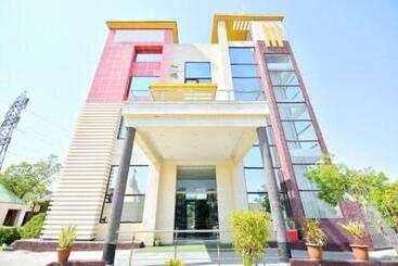 هتل Maharajgarh Resorts At Splash Fun Park Hisar