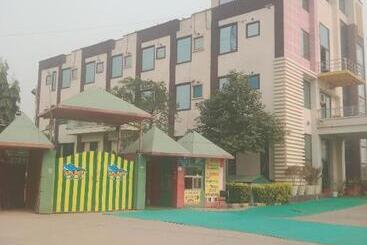 هتل Maharajgarh Resorts At Splash Fun Park Hisar