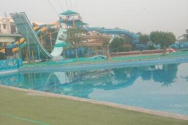 هتل Maharajgarh Resorts At Splash Fun Park Hisar