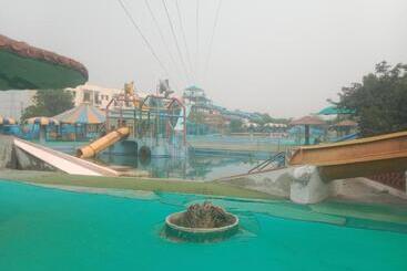 هتل Maharajgarh Resorts At Splash Fun Park Hisar