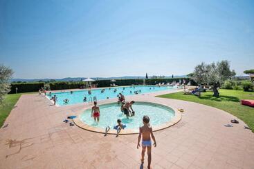 Isa Apartments 6 Beds, Ground Floor With Private Outdoor Area, In Residence With Swimming Pool