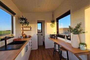پانسیون Coastal Sunset Tiny Home   Port Fairy Tiny Homes