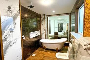Signature By Hotel Crown Inn