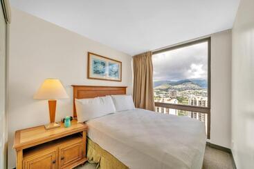 هتل Spectacular Ocean & Diamond Head View 2 Bedroom Condo With Free Parking!