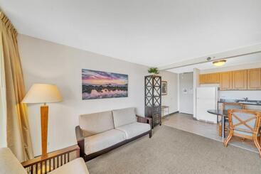 هتل Spectacular Ocean & Diamond Head View 2 Bedroom Condo With Free Parking!