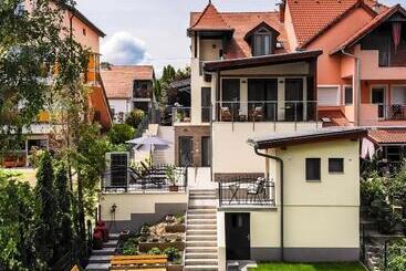 تختخواب و صبحانه Kiss Henézi Guest House