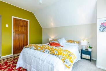 تختخواب و صبحانه The Magnolia Villa Cbd