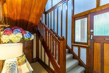 تختخواب و صبحانه The Magnolia Villa Cbd