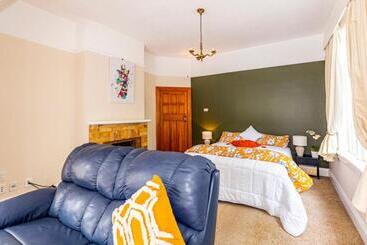 تختخواب و صبحانه The Magnolia Villa Cbd