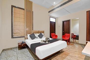 Collection O 70296 Hotel Sarover