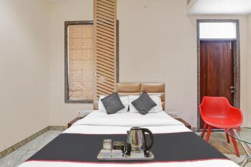 Collection O 70296 Hotel Sarover
