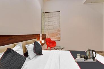 Collection O 70296 Hotel Sarover