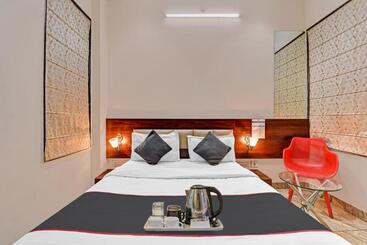Collection O 70296 Hotel Sarover