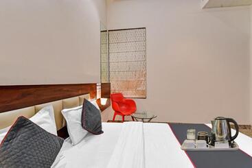 Collection O 70296 Hotel Sarover