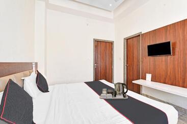 Collection O 70296 Hotel Sarover