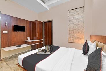 Collection O 70296 Hotel Sarover