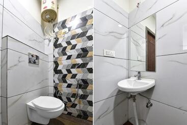 Collection O 70296 Hotel Sarover