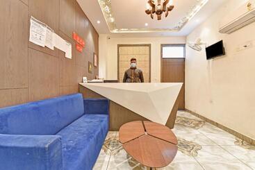 Collection O 70296 Hotel Sarover