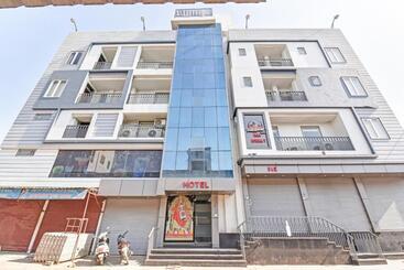 Collection O 70296 Hotel Sarover