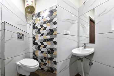 Collection O 70296 Hotel Sarover