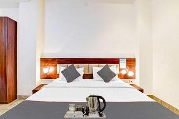 Collection O 70296 Hotel Sarover