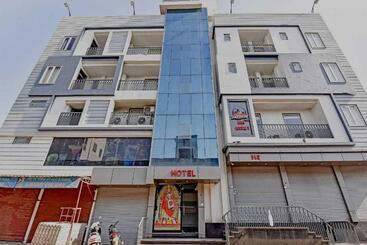 Collection O 70296 Hotel Sarover