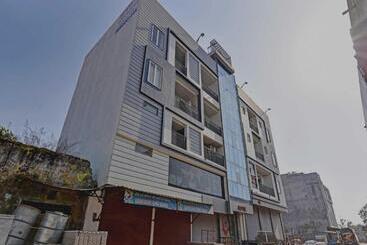 Collection O 70296 Hotel Sarover