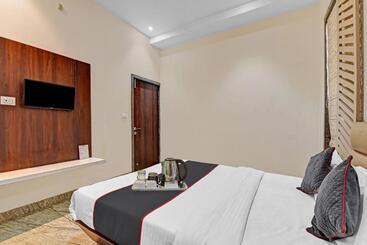 Collection O 70296 Hotel Sarover