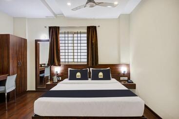 هتل Townhouse Oak Passport Inn