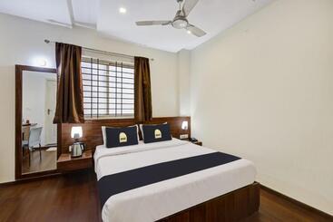 هتل Townhouse Oak Passport Inn