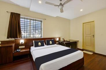 هتل Townhouse Oak Passport Inn